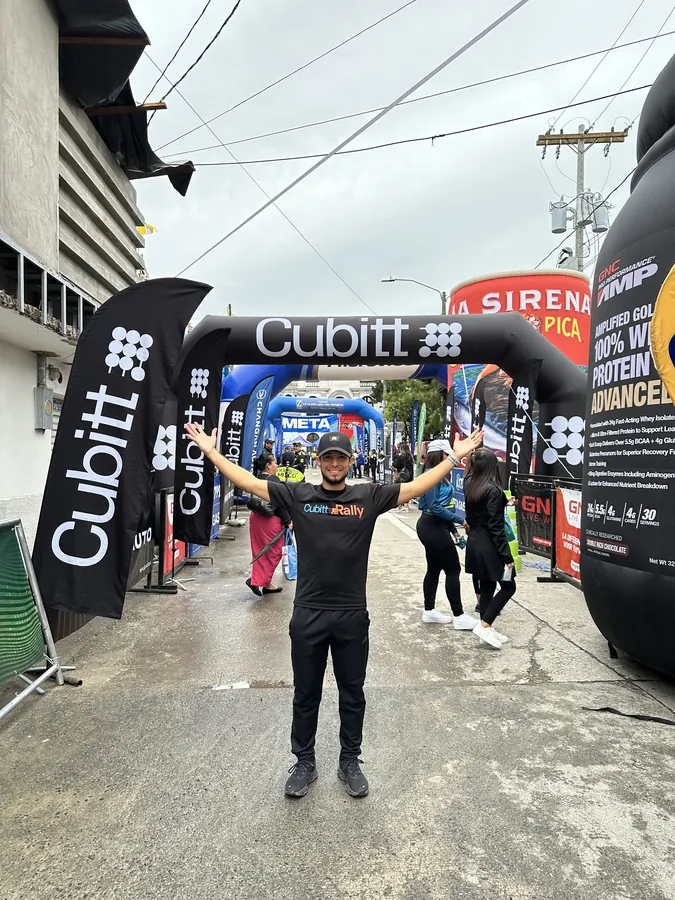 Arco inflable negro de Cubitt montado en una calle durante el Cubitt Rally, con banderolas Cubitt a los lados