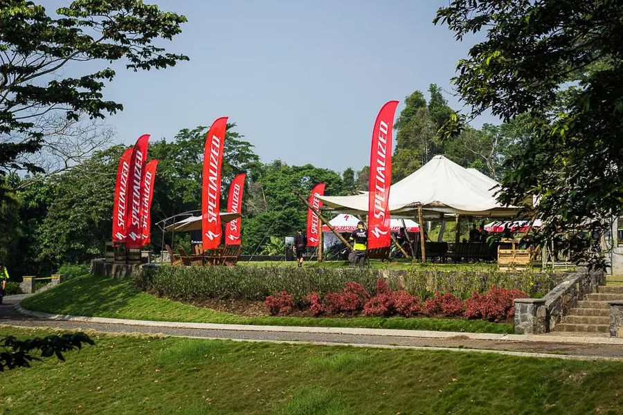 Seis banderolas rojas de Specialized instaladas al aire libre junto a una carpa